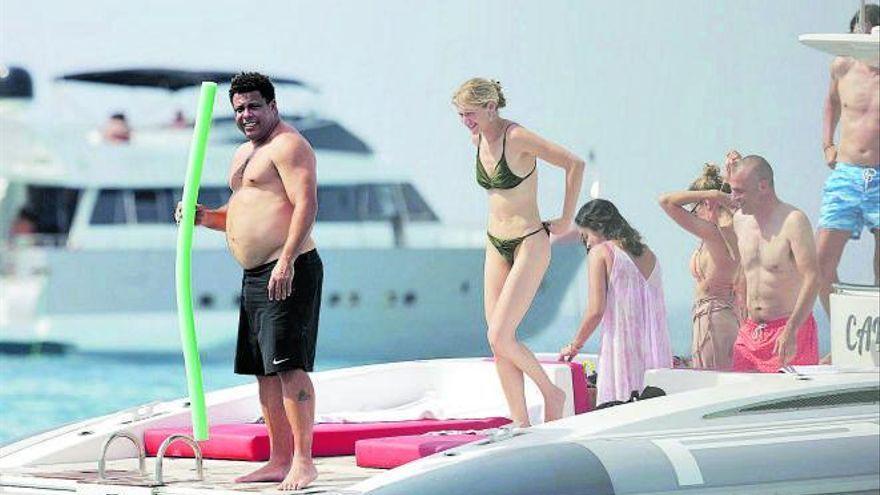 Ronaldo Nazario y su pareja, Celine Locks, en un yate en aguas de Ibiza.