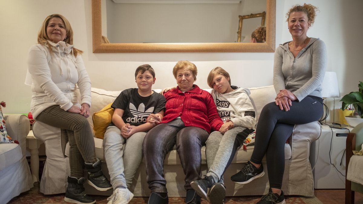 Los dos hijos de Lourdes, con la abuela en el centro y junto a Mari, la cuidadora de la señora.