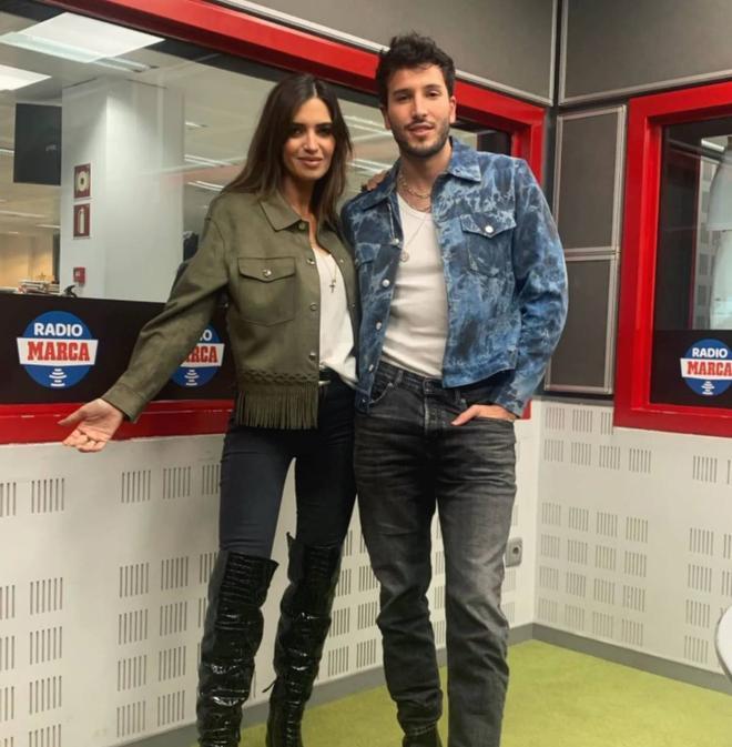 Sara Carbonero con Sebastián Yatra tras su encuentro en la radio