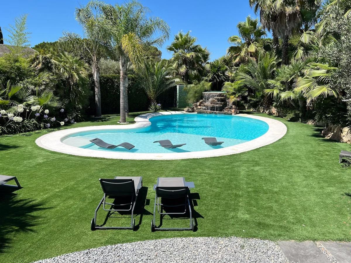Jardín, solarium y piscina de diseño de un particular, en alquiler.
