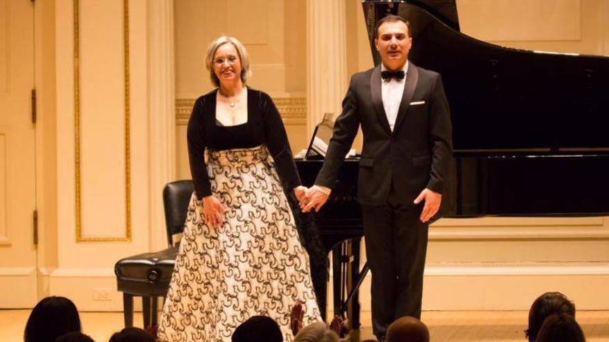 Sofia Cabruja i Carles Lama saluden l&#039;auditori.