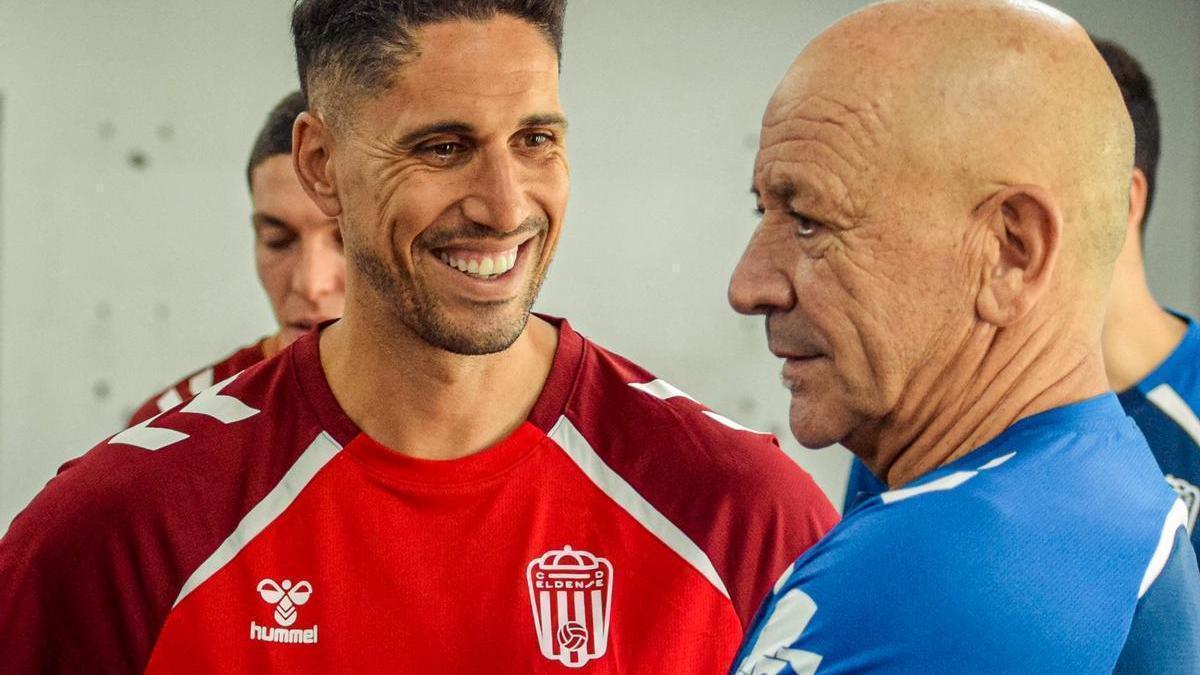 Claudio conversa con Fidel durante el regreso del Eldense a los entrenamientos