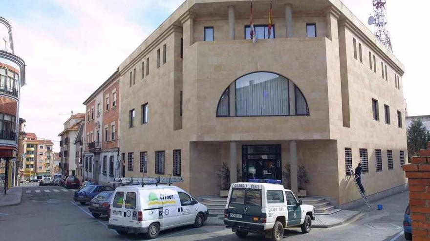 Un coche de la Guardia Civil aparcado junto a la sede judicial de Benavente.