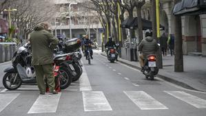  Dos motocicletas utilizando el carril bici para descender por la calle Tuset