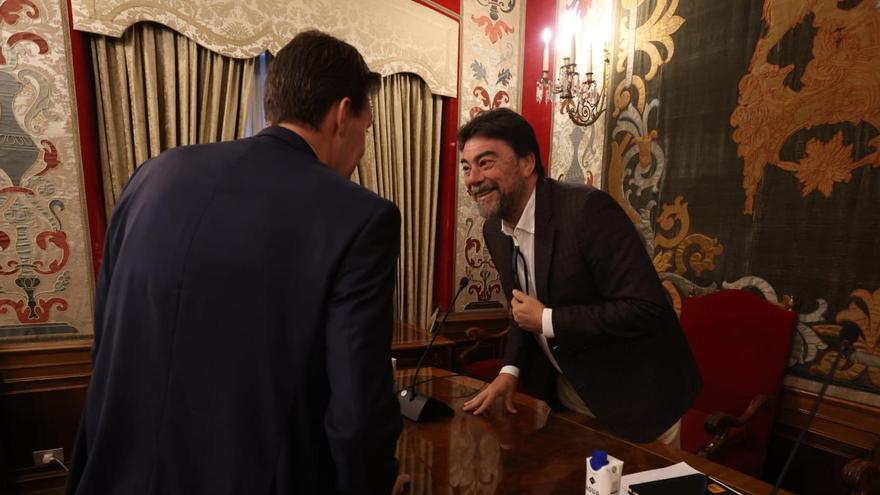 El alcalde de Alicante, Luis Barcala, conversa con el concejal de Hacienda, Toni Gallego, en una imagen reciente