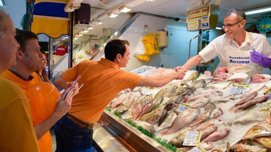 Saúl Ramírez saluda a los clientes del mercado.