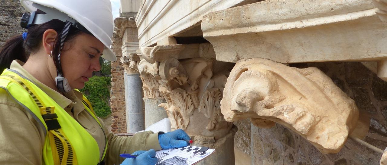 Trabajos de conservación y mantenimiento en el teatro romano.