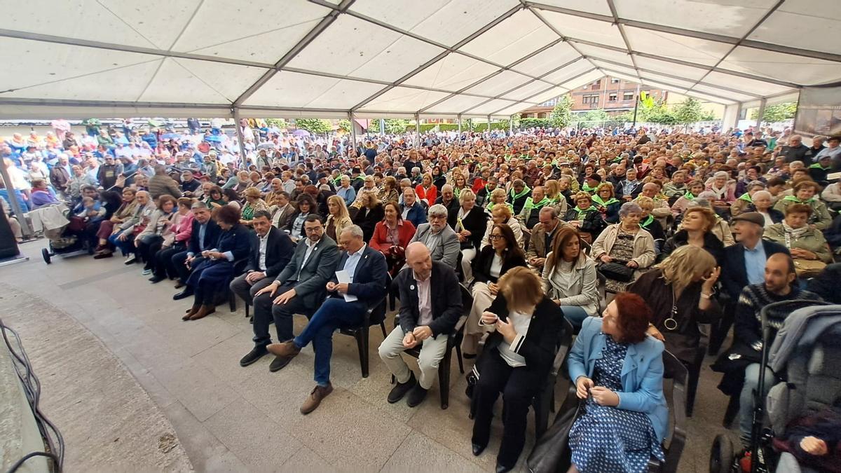 Asistentes al acto central de la FAMPA, con el presidente del Principado, Adrián Barbón, en el centro de la primera fila, entre el alcalde de Laviana, Julio Pérez (a su derecha) y Cesáreo Marqués; a la izquierda de este último, el presidente de la Junta General, Juan Cofiño.