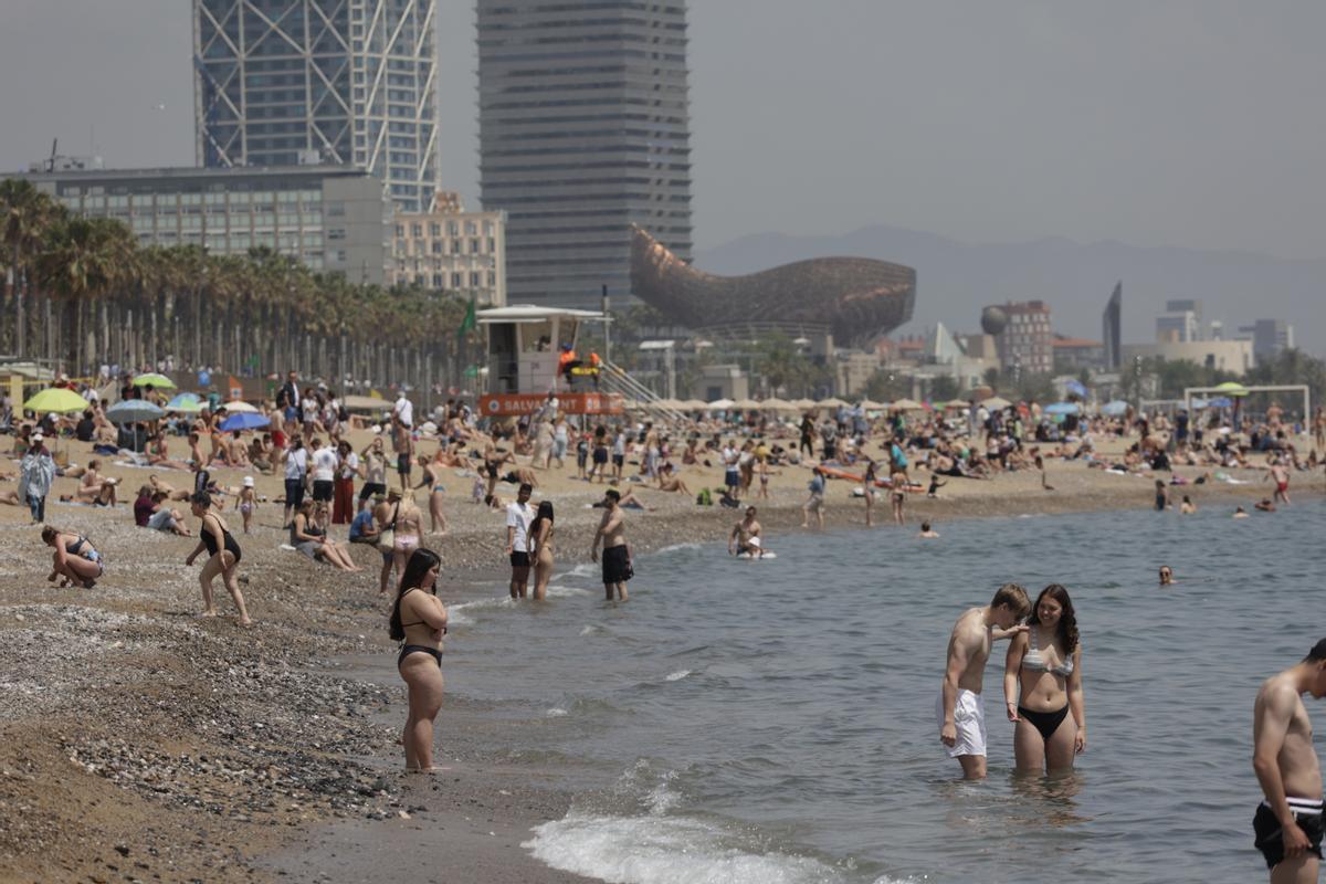 Vuelve el buen tiempo tras las lluvias: playas de la Barceloneta llenas de gente