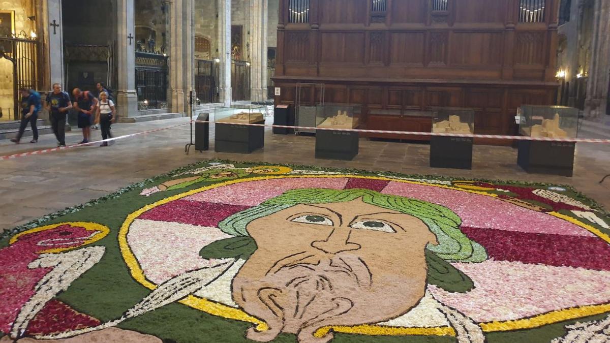 Una de les catifes de corpus a l’interior de la Catedral de Girona, ahir. | DDG