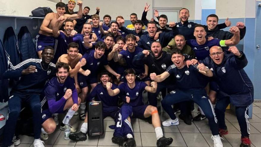 La plantilla y el ‘staff’ del Atlético Coruña Montañeros celebran el ascenso a Tercera RFEF el pasado domingo.