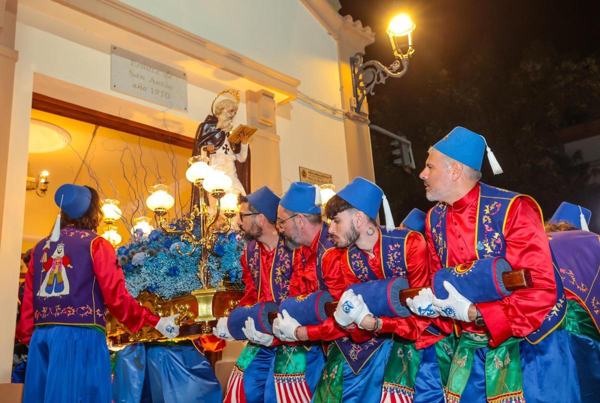 Así ha sido la procesión y traslado de San Antón a su ermita, último acto de las fiestas de Elda