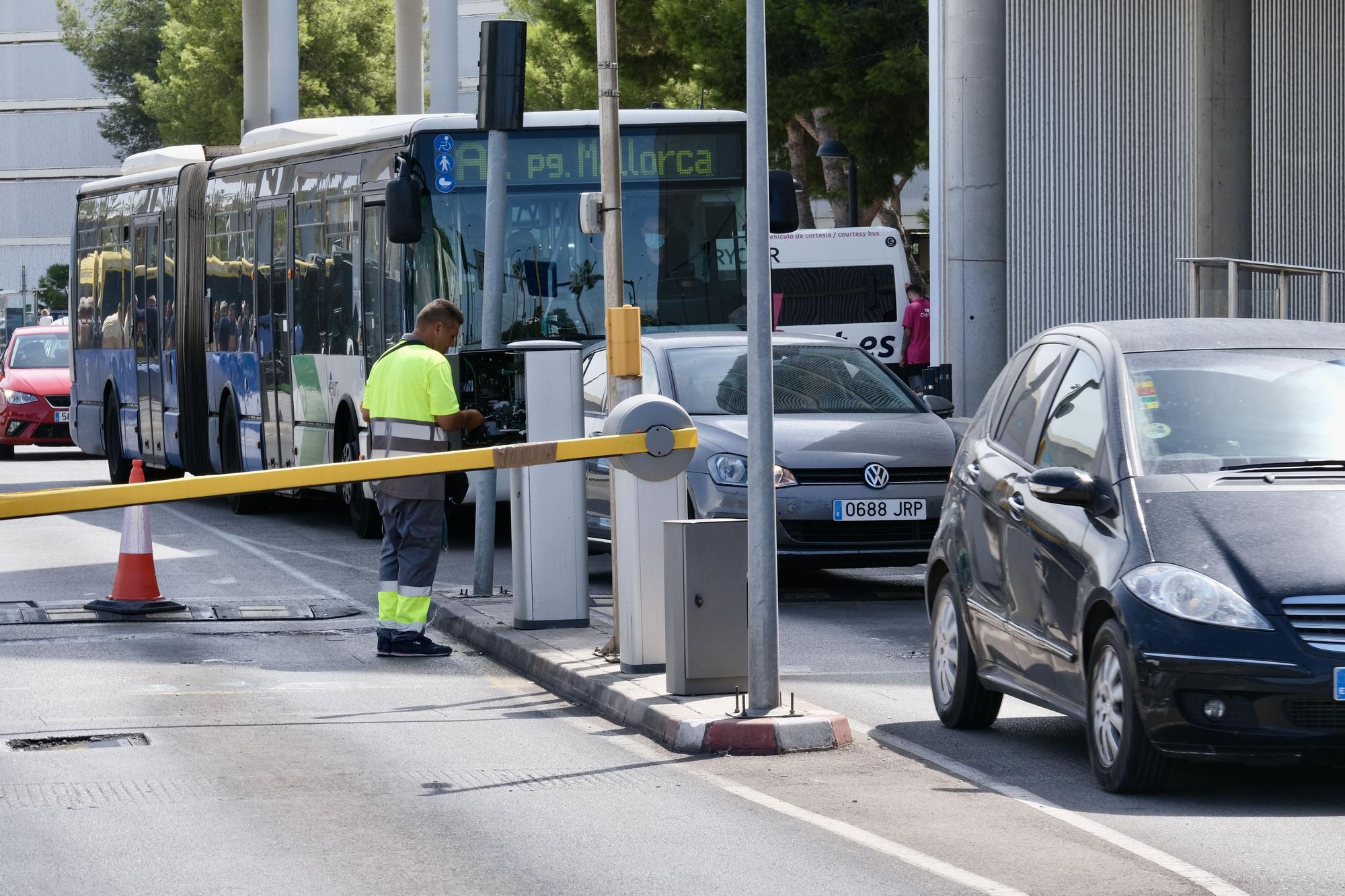 Las fotos del atasco de los 7.000 coches al día en el parking exprés del aeropuerto de Palma