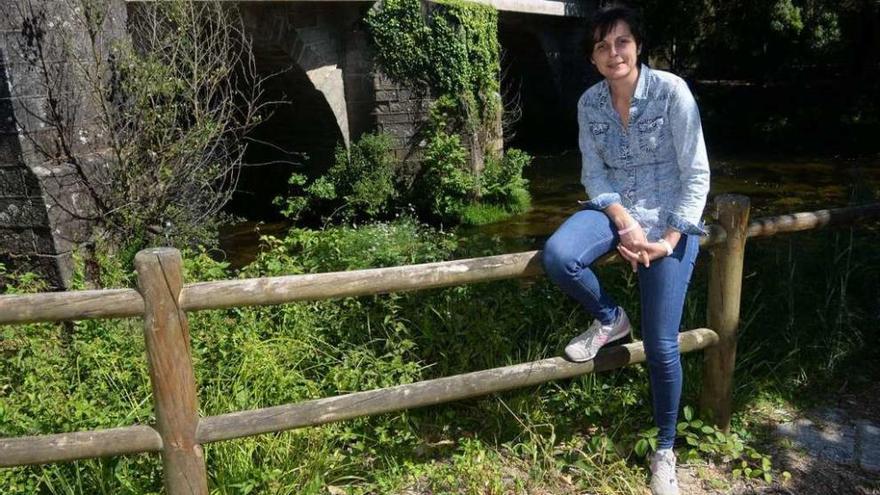 Marta Lucio, ayer con el río Umia y el puente antiguo de Ponte Arnelas tras ella. // Noé Parga