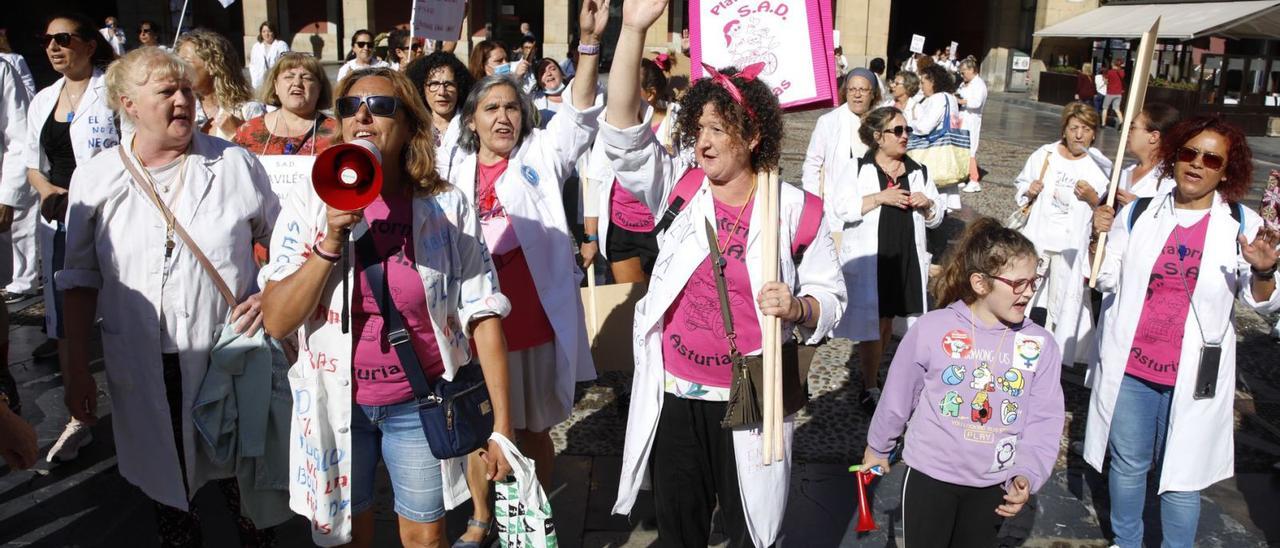 La concentración de las trabajadoras de ayuda a domicilio ayer por la mañana en la plaza Mayor. | Ángel González