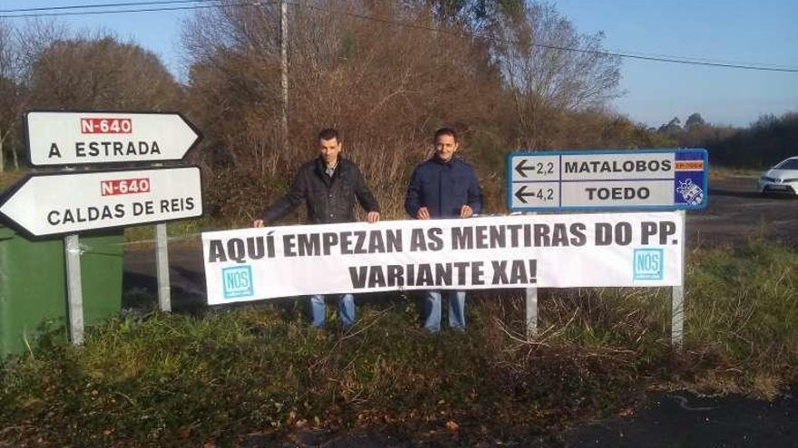 Magariños y Baños, con las pancartas sobre la variante.