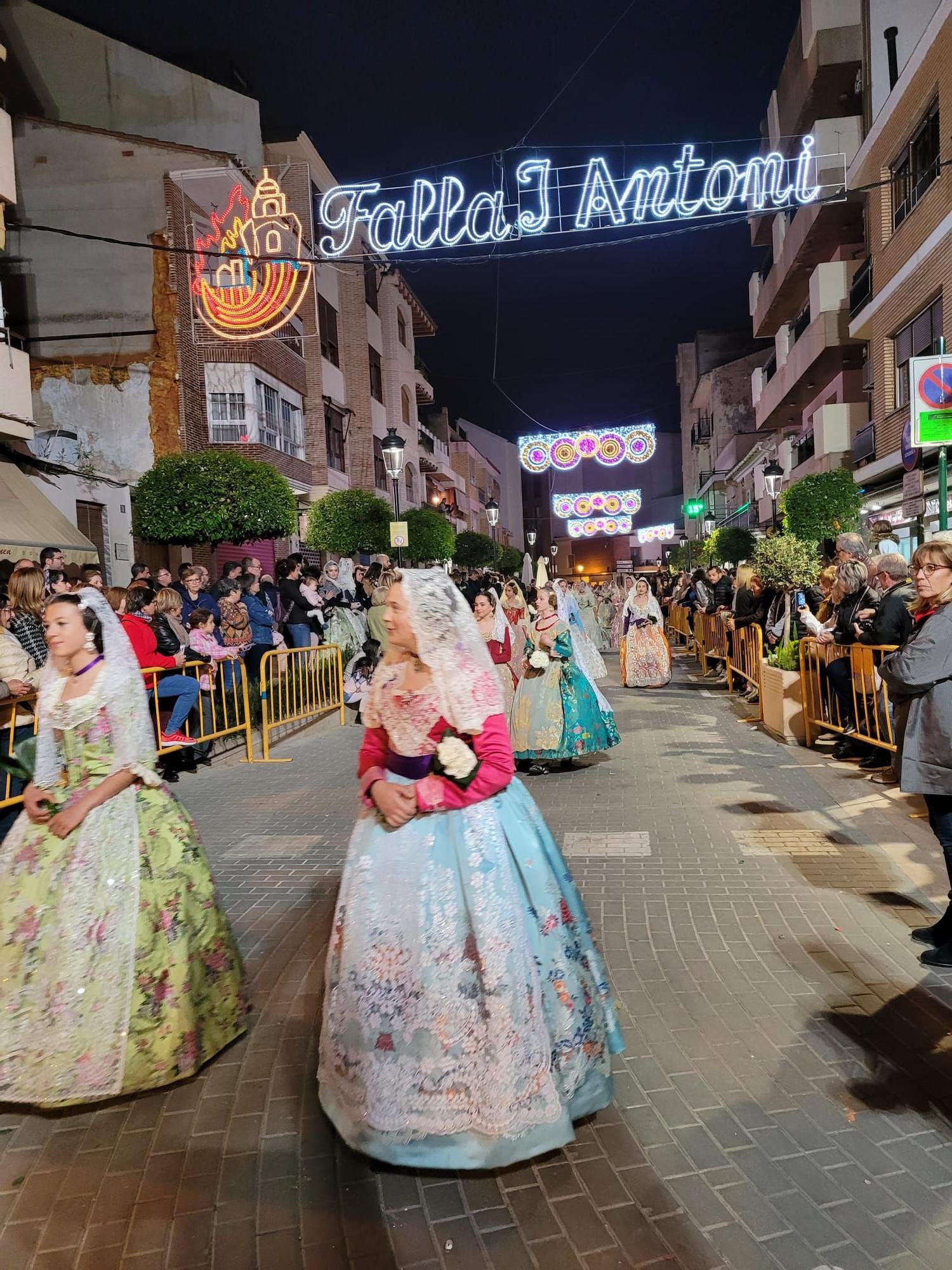 Las cuatro comisiones de l'Eliana ofrecen sus flores a la Virgen del Carmen