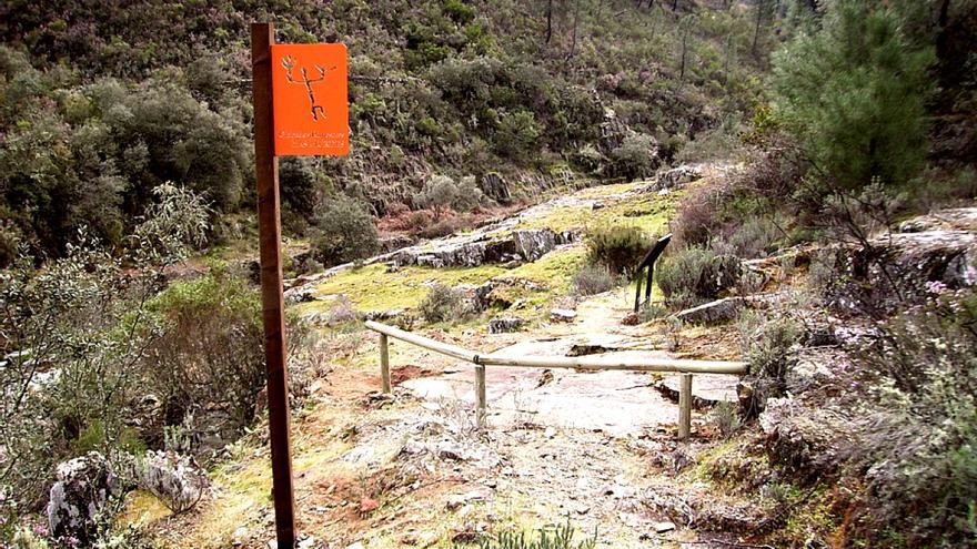 Cáceres busca impulsar el conocimiento y visita al conjunto de petroglifos hurdanos