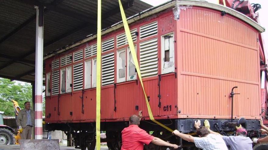 Un dels vagons, quan va arribar a Olot el 2007