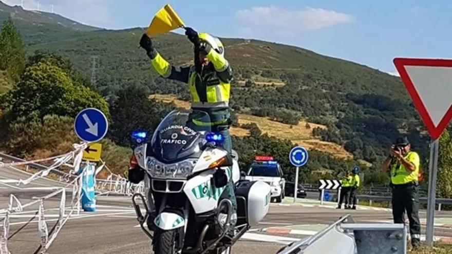 Esto debes hacer si la Guardia Civil te saca un banderín amarillo por carretera