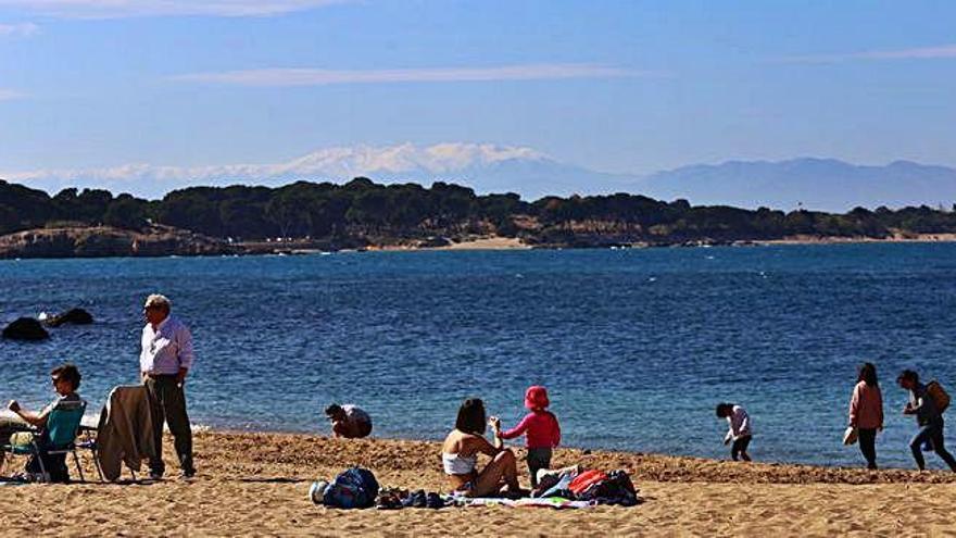 Banyistes a la platja de l&#039;Escala, aquest cap de setmana.