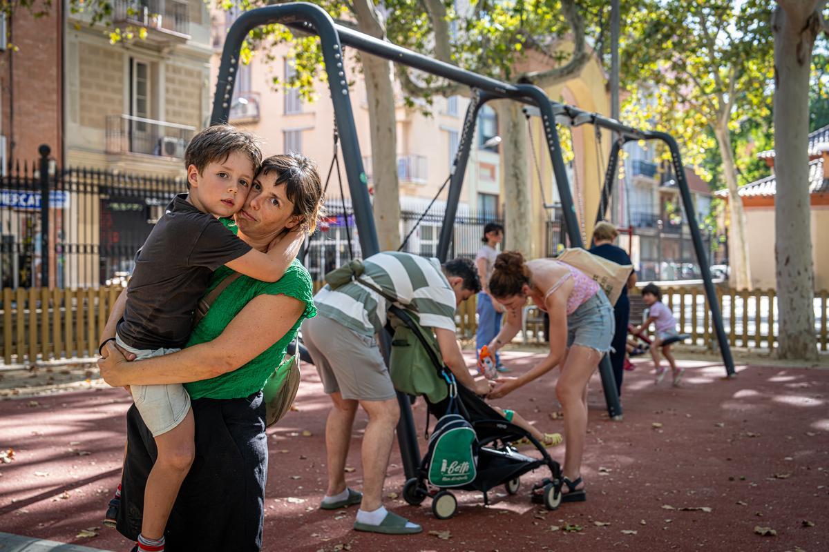 Barcelona 31/07/24 Barcelona. Fotografías de familias usuarias de la nueva zona de juegos infantiles del parque de la Espanya Industrial. Testimonios para un reportaje de Alba Zaplana. PERSONA: Sira Valls Y Pau. AUTOR: MANU MITRU