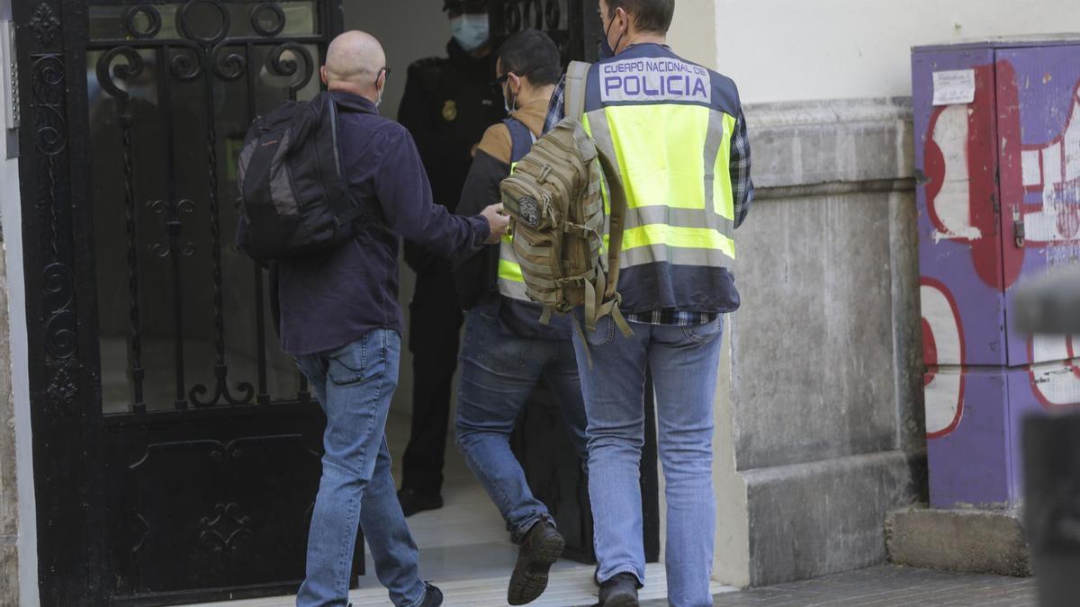 Miembros de la Policía Nacional entrando en el patio de Conde Altea