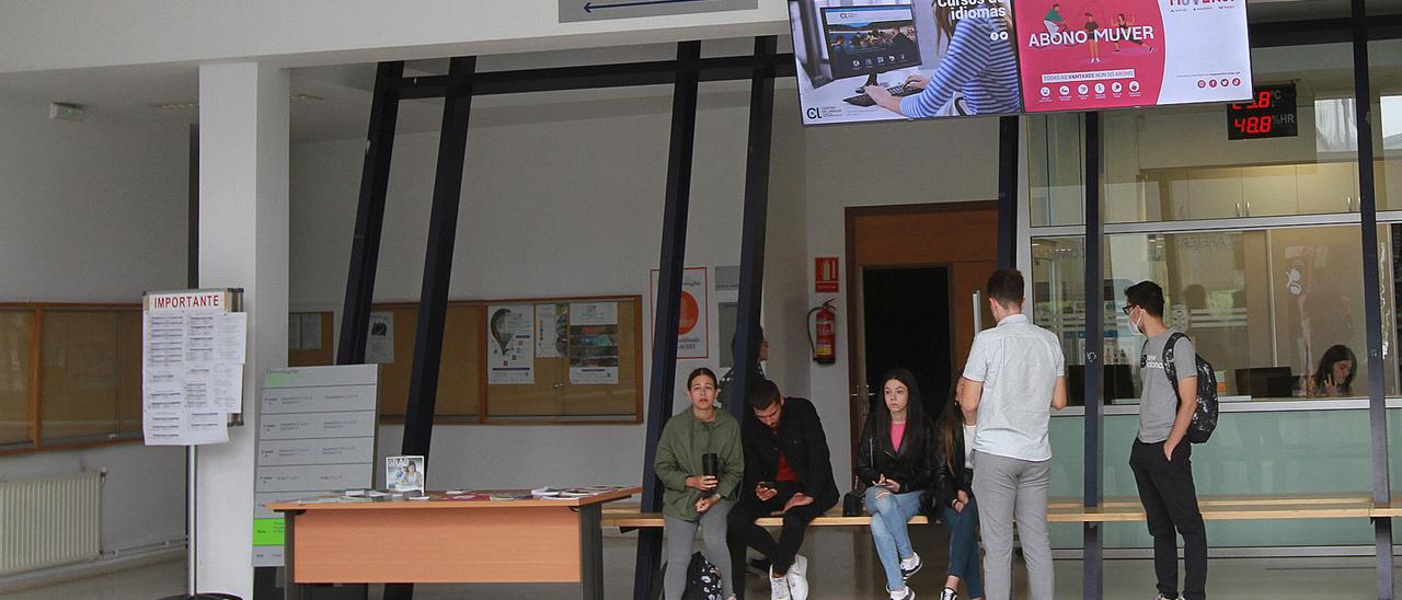 Alumnos universitarios en el campus de Ourense.