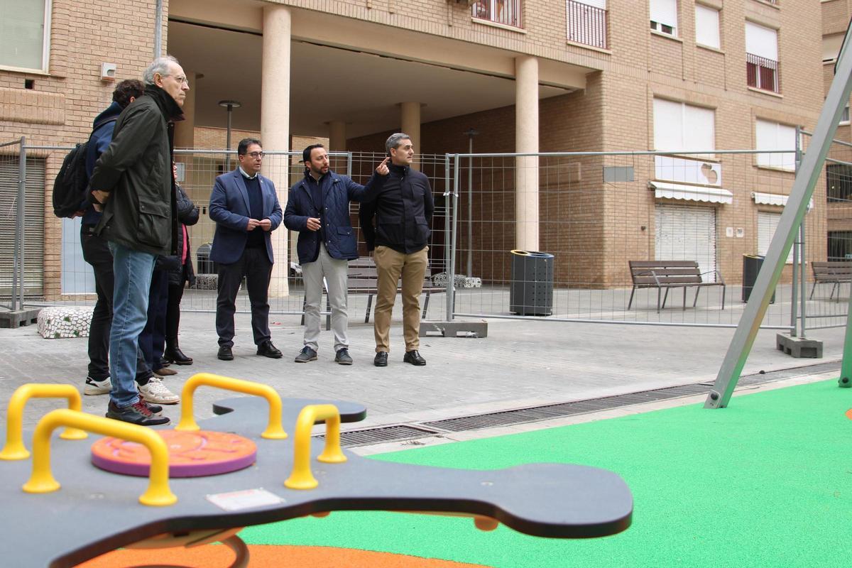 Los concejales Sergio Toledo y Paco Cabañero, en la plaza.