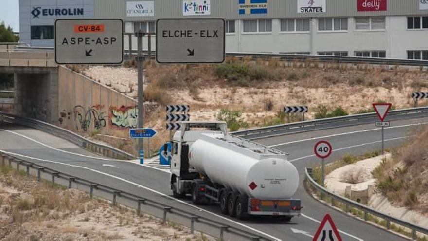 Uno de los accesos a la autovía A-7 en el término municipal de Elche, con un cartel informativo.