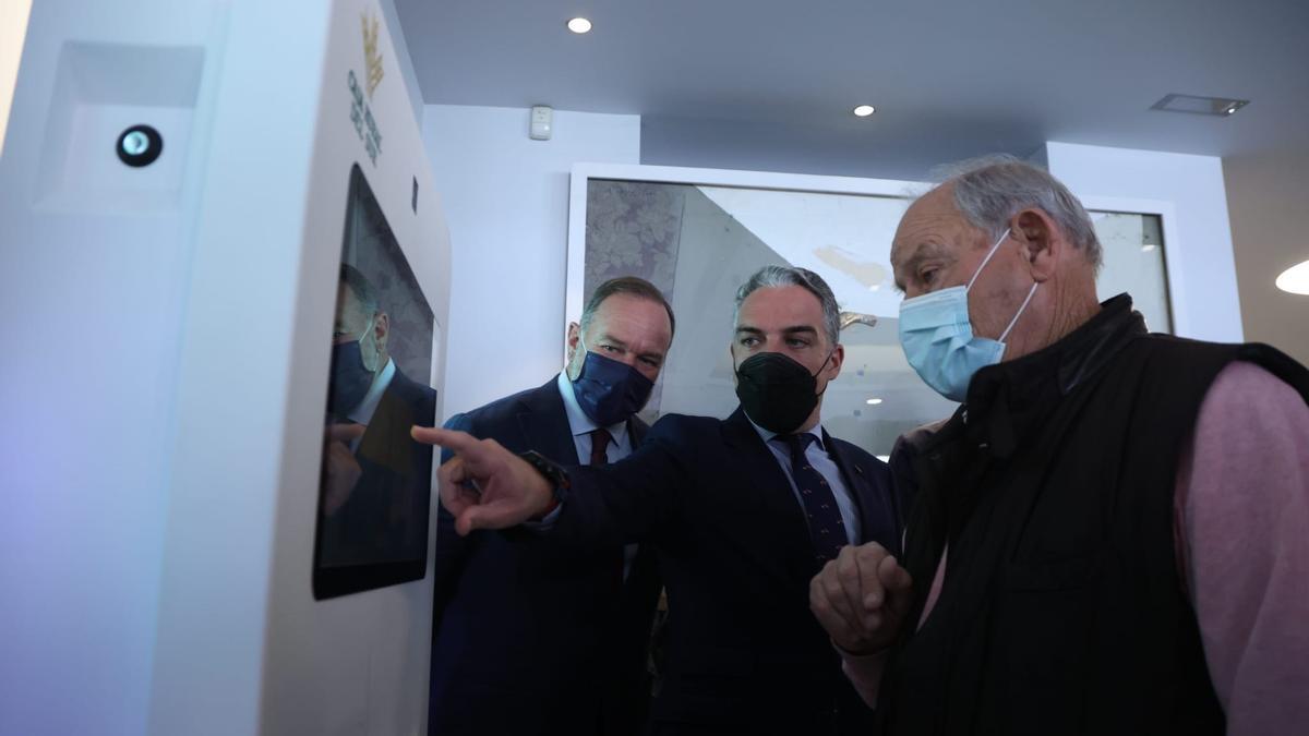 Bendodo, en el centro de la imagen, en un evento de Caja Rural este martes.