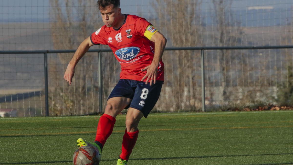 Javi González golpea el balón en el partido ante el Villafranca.