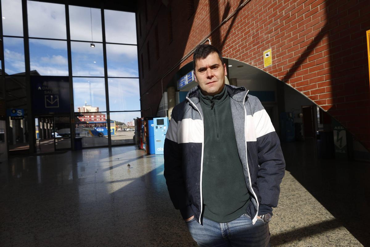 José Manuel Abad en el interior de la estación de autobuses de Avilés.