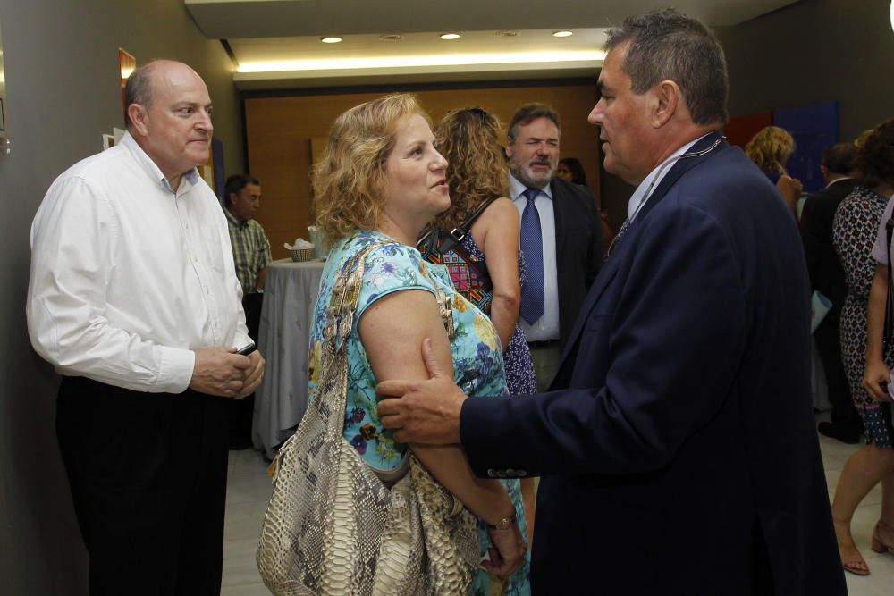 El director de Levante-EMV, Julio Monreal, recibe a María Àngels Ramón-Llin, concejala del PP en València y ex consellera de Agricultura y Medio Ambiente, a su llegada al auditorio.