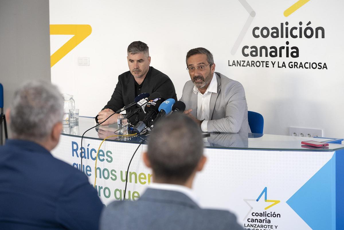 El senador Pedro San Ginés (d), este jueves ,durante la rueda de prensa en la sede de CC en Arrecife