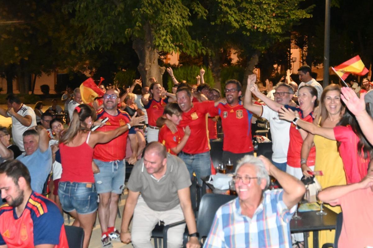 Así vive la provincia de Córdoba la final del Mundial: pantallas en las plazas y miles de aficionados Así vive la provincia de Córdoba la final del Mundial: pantallas en las plazas y miles de aficionados