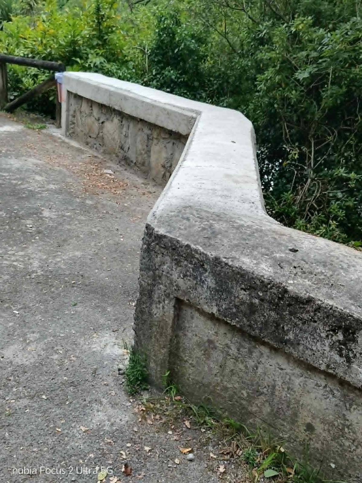 El nuevo muro en el acceso a La Salmonera de Cañu.