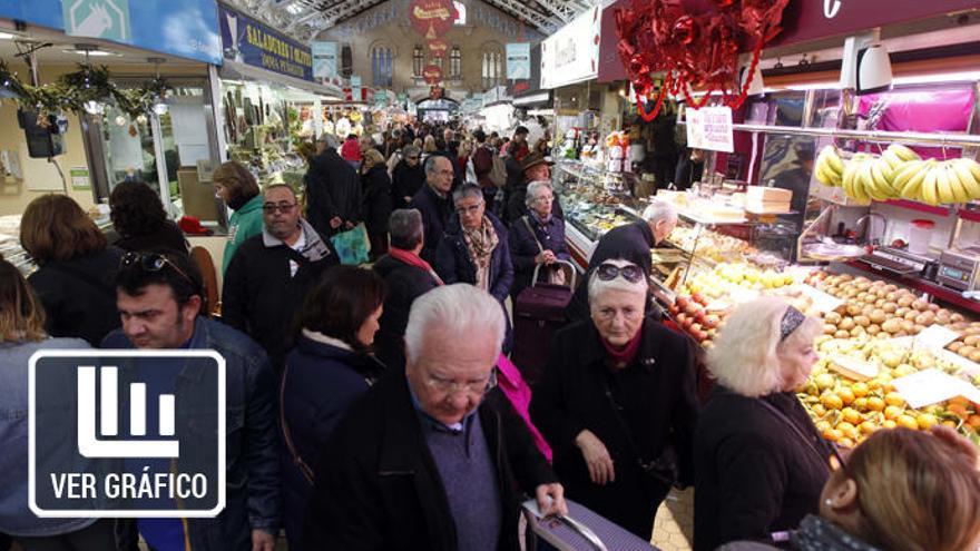 Ambiente en un mercado en las fechas navideñas.