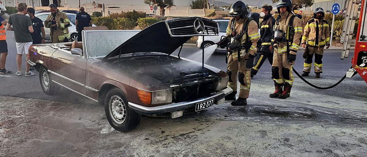 Arde un Mercedes clásico junto al aeropuerto