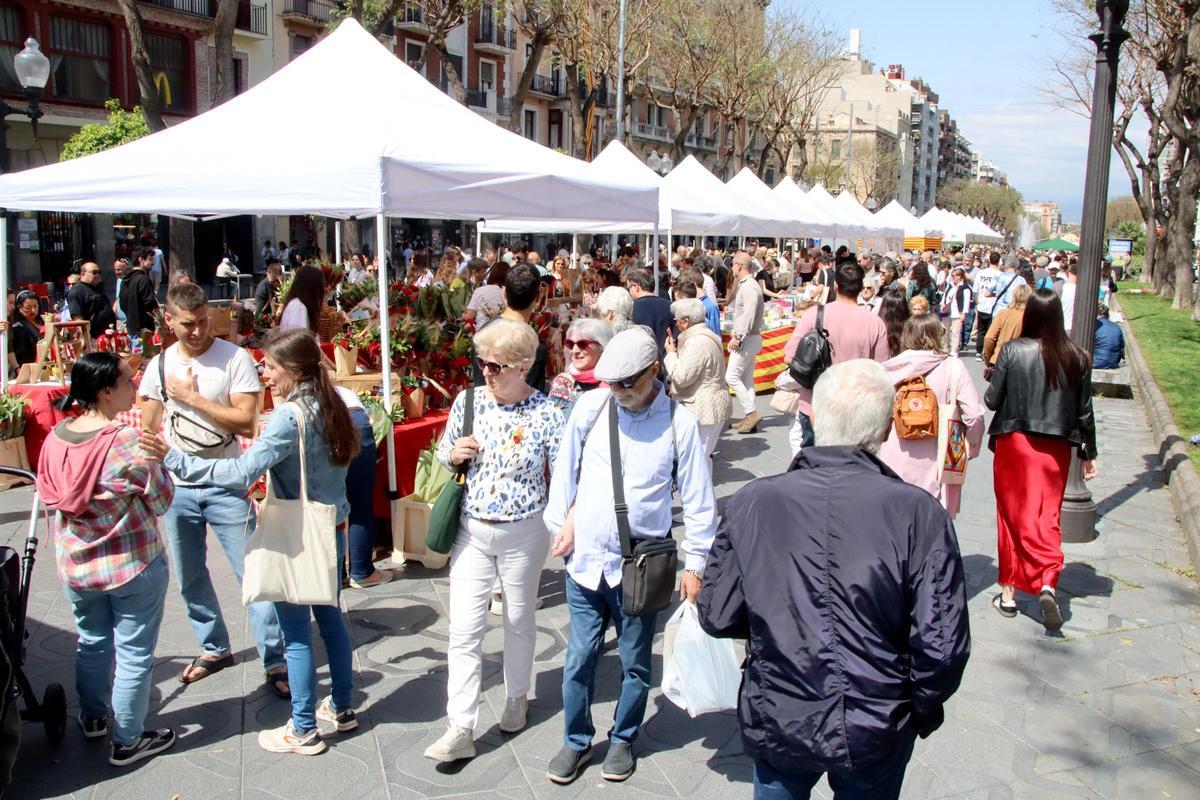 Gente por las paradas de Sant Jordi en la Rambla Nova de Tarragona, este jueves.