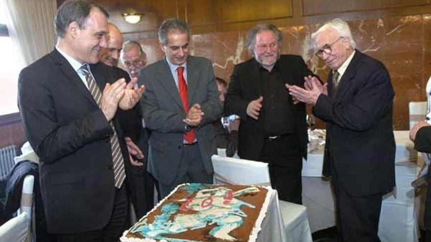 Neira Vilas(d.) mira la tarta junto a Roberto Varela (1ºi), García Suárez, Xesús López y Antón Pulido.