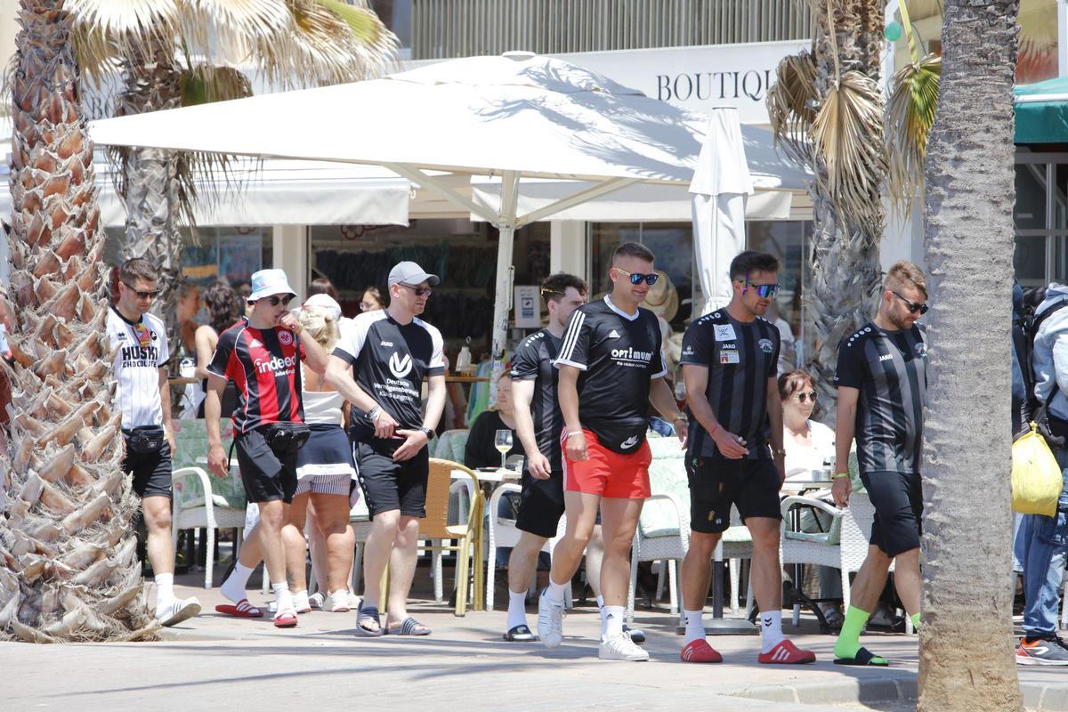 Bundesliga-Saison vorbei: Die Fußballer nehmen wieder die Playa de Palma ein
