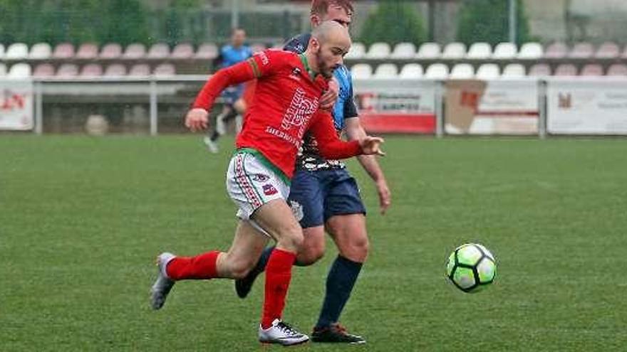 Borjita pugna por un balón ante el Ribadeo. // Bernabé/J. C. Asorey