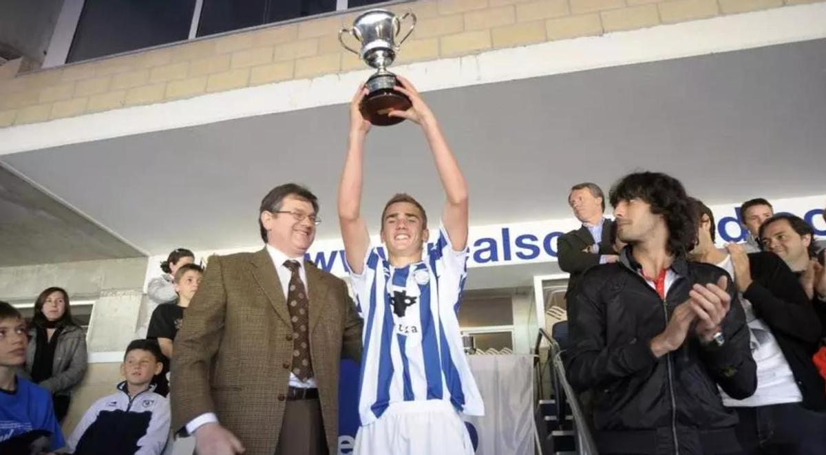 Griezmann levantando un trofeo como jugador de las categorías inferiores de la Real.