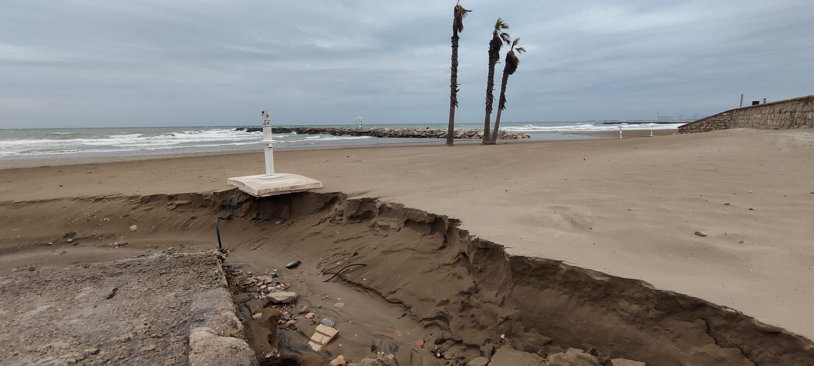 El temporal anega la playa de la Patacona y la fachada marítima de València