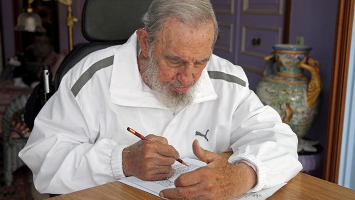 Fidel Castro prepara su voto para las elecciones municipales en su casa de La Habana.