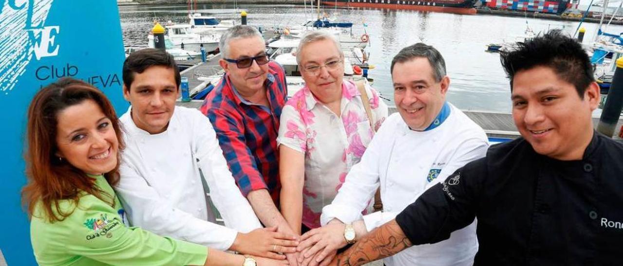 Ramona Menéndez, Isaac Loya, Gerardo González, Josefa Sanz, Juan Rivero y Mario Céspedes, con la ría al fondo, al inicio del acto de ayer. irma collín