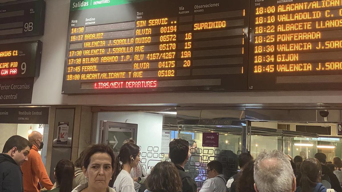 Viajeros, hoy, en Chamartín, cuyo tren a Extremadura ha sufrido incidencias.