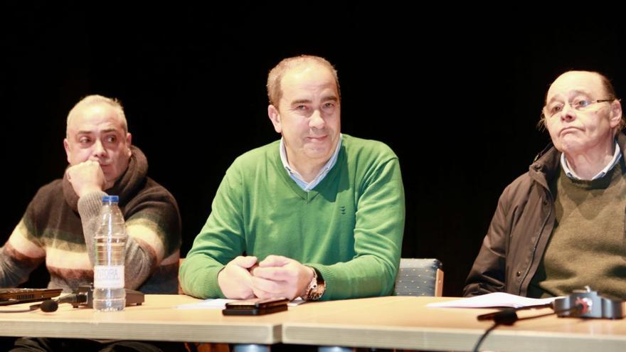 Arriba: Troitiño (centro) durante la asamblea. Participantes en la cita de ayer en el Salón Teatro de Lalín (abajo).  | // BERNABÉ/LUCÍA ABELEDO.