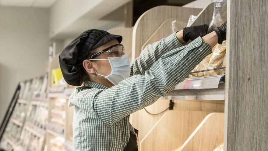 La distribución encuentra otro filón de negocio: la venta de mascarillas «blancas»